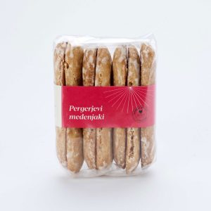 Paket sedmih Pergerjevih medenjakov pakiranih v embalažni trak ciklamne barve.